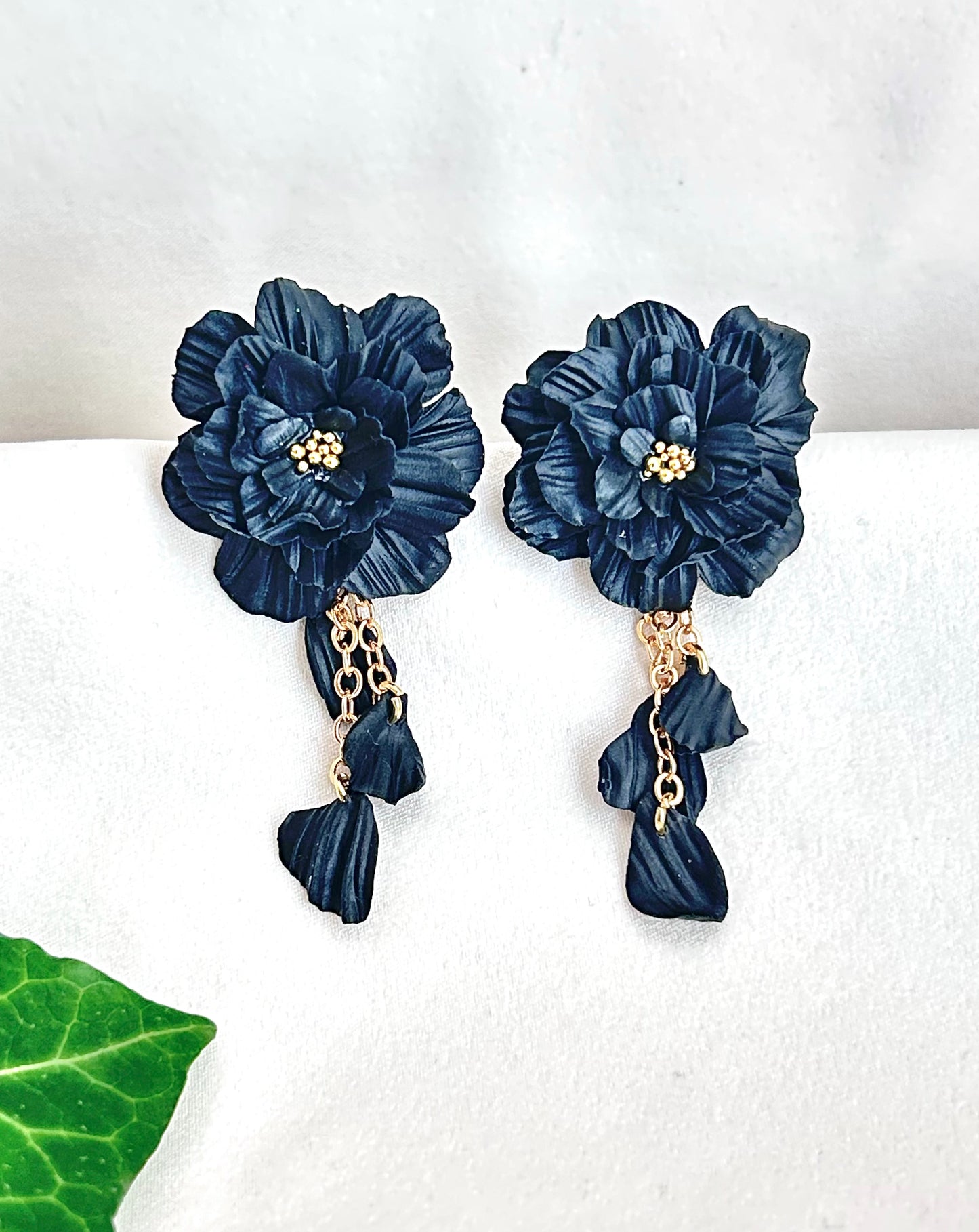 Mia svart med hänge